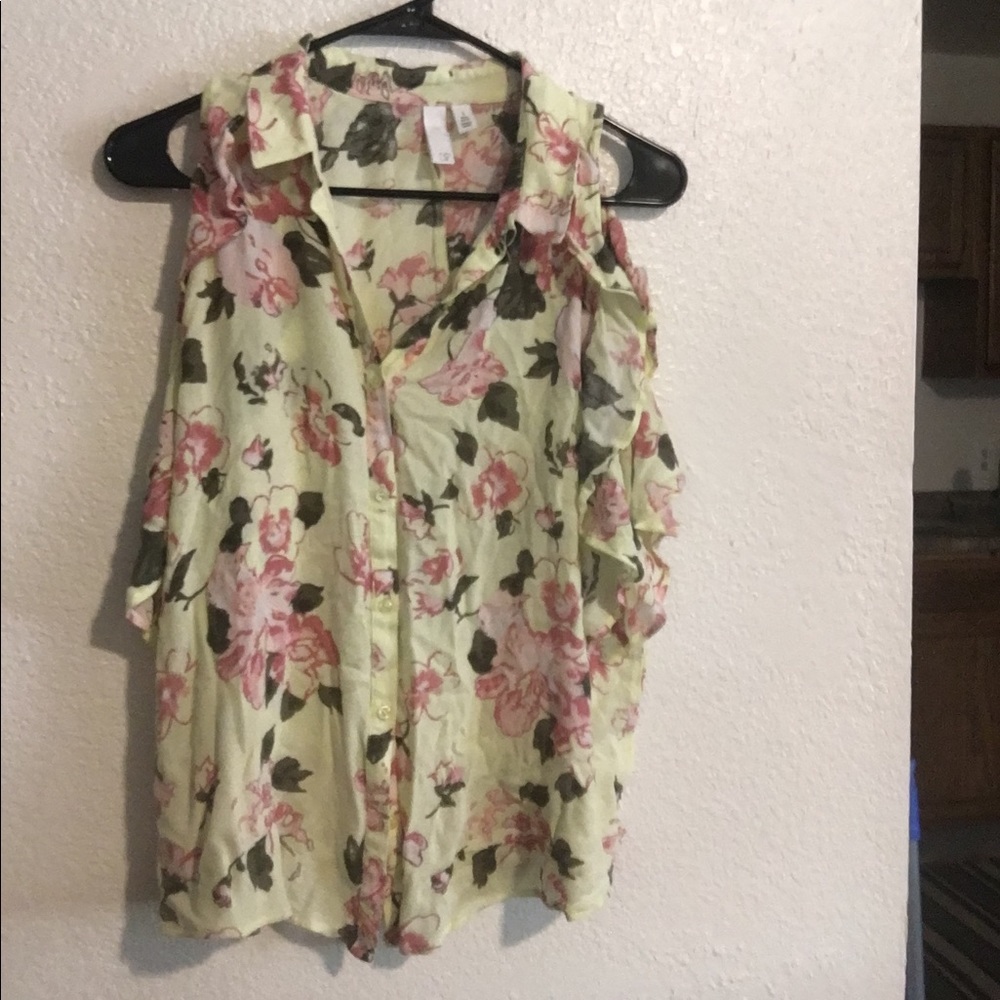 Beautiful, floral button up tank.